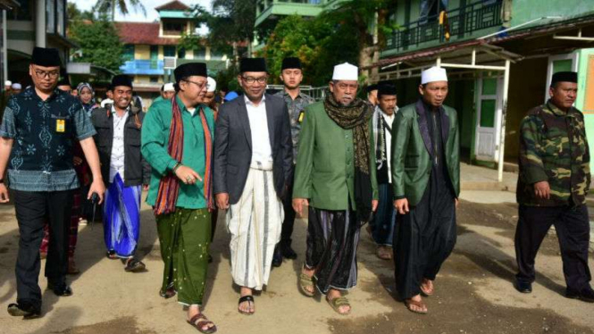 Ridwan Kamil mengunjungi Ponpes Al Hikmussalafiyah, Purwakarta.