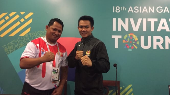 Agus Akbar, pelatih pencak silat Indonesia (kiri) dan Komang Harik Adi Putra