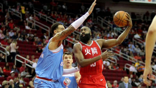 Pebasket Houston Rockets, James Harden (kanan) saat menghadapi Sacramento Kings.