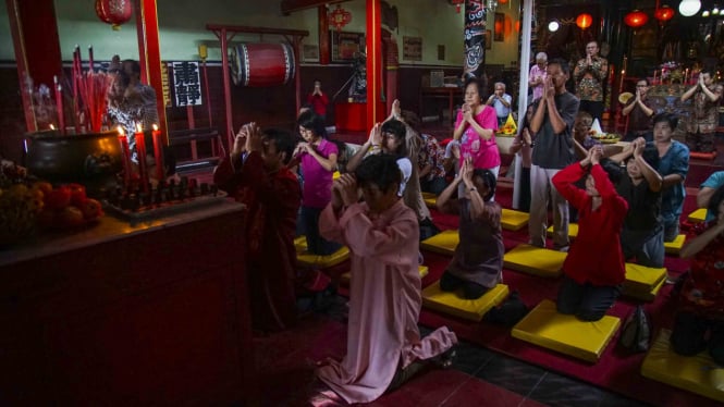 Sejumlah warga keturunan Tionghoa melakukan doa bersama menjelang Imlek 2569