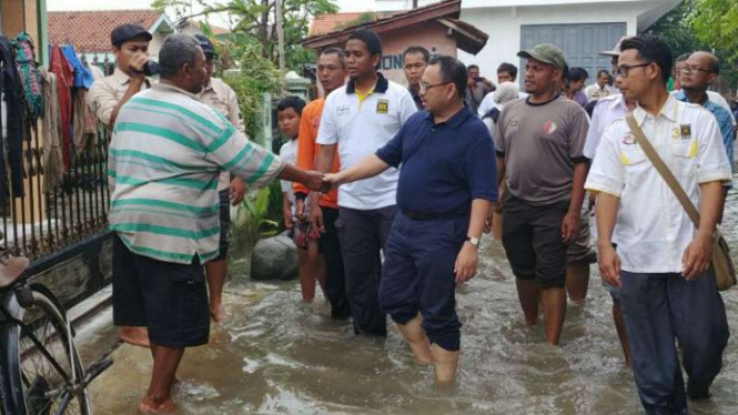 Calon gubernur Jawa Tengah nomor urut 2 Sudirman Said mengunjungi korban banjir