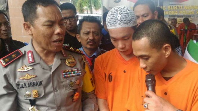 Kepala Polda Sumatra Selatan, Inspektur Jenderal Polisi Zulkarnain Adinegara (kiri), menanyai seorang tersangka pengedar sabu-sabu dalam pemusnahan narkoba di Palembang pada Kamis, 15 Februari 2018.