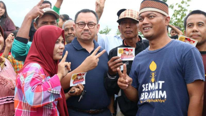 Calon gubernur Jawa Tengah, Sudirman Said, pulang kampung sekaligus berkampanye di Desa Slatri, Kecamatan Larangan, Kabupaten Brebes, pada Kamis, 15 Februari 2018.