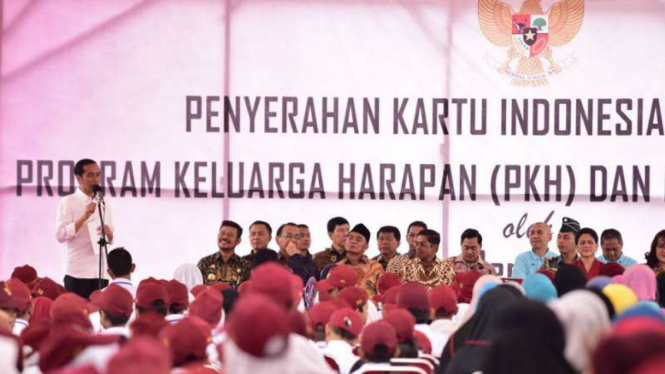 Jokowi bagi-bagi Bansos di Sulawesi Selatan.