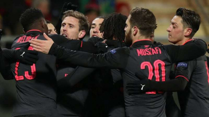 Para pemain Arsenal merayakan gol Nacho Monreal (ketiga dari kiri)