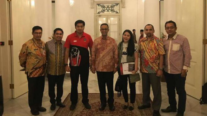 Gubernur DKI Jakarta, Anies Baswedan (tengah)