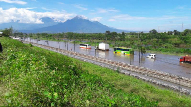 Kondisi jalur arteri Porong yang terendam air, Jumat (16/2/2018)