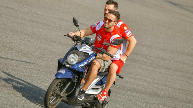 Pembalap Ducati, Andrea Dovizios dan Giribuola 