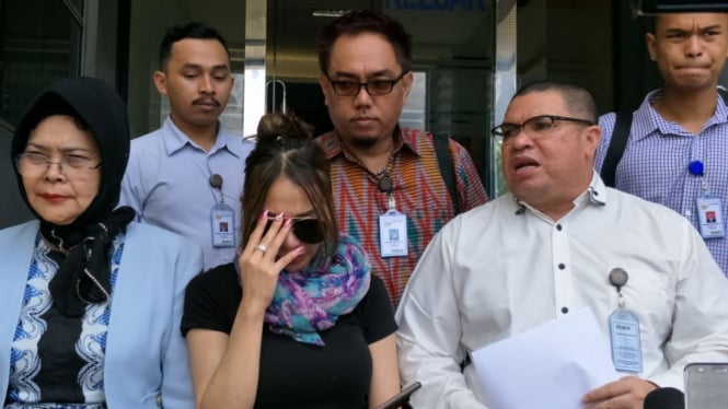 Gusti Rosaline dan tim kuasa hukumnya