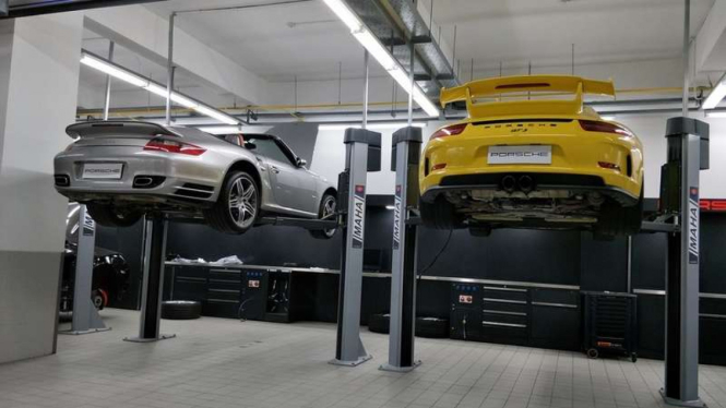 Bengkel Porsche yang tengah lakukan perbaikan.