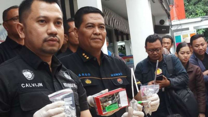 Polisi menunjukan barang bukti narkoba dari penangkapan Dhawiya Zaidah.