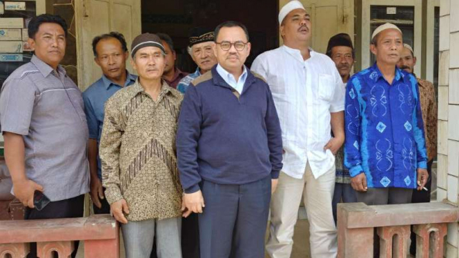 Calon gubernur Jawa Tengah nomor urut 2 Sudirman Said bersama petani tembakau Temanggung, Jawa Tengah.