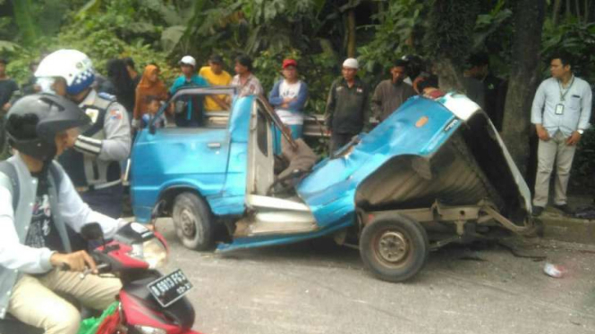 Truk Molen Tabrak Angkot Dua Penumpang Tewas VIVA