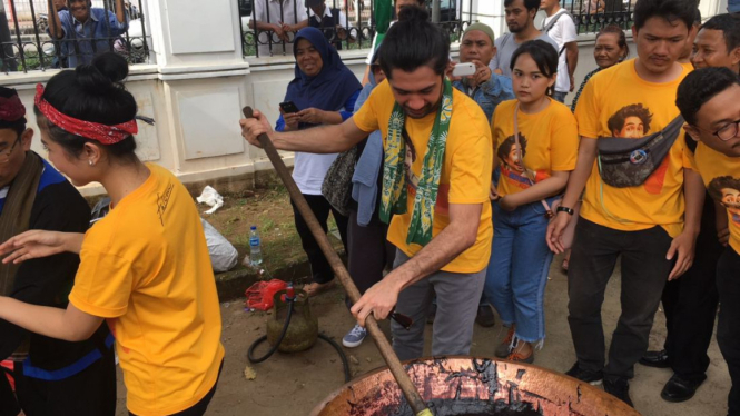 Reza Rahadian bikin dodol Betawi di Festival Benyamin 