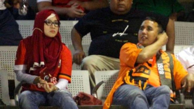 WAGs Persija, Okie Agustina (kiri) bersama pendiri The Jakmania, Gugun Gondrong (kanan)