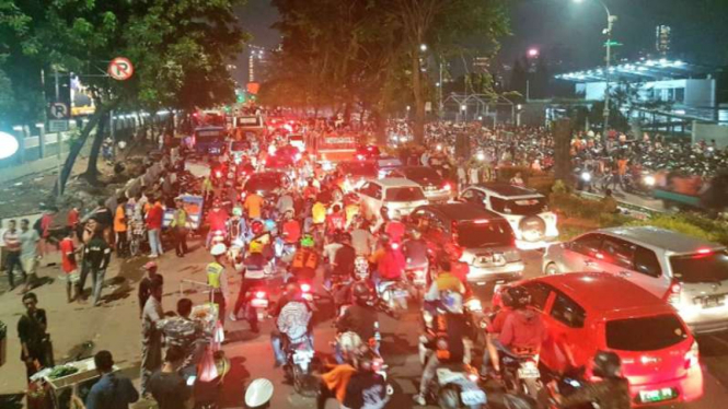 Kemacetan lalu lintas terjadi di kawasan Stadion Utama Gelora Bung karno Jakarta usai Piala Presiden 2018