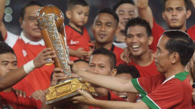 Kapten Persija Jakarta, Ismed Sofyan (tengah) mengangkat trofi Piala Presiden 