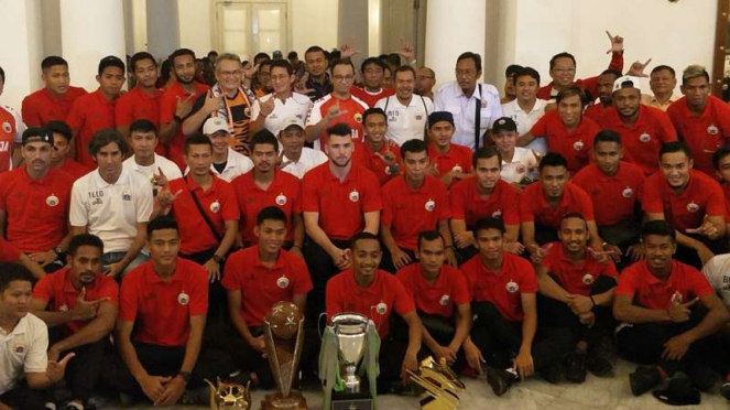 Persija Jakarta bersama Gubernur DKI Jakarta, Anies Baswedan, di Balai Kota.