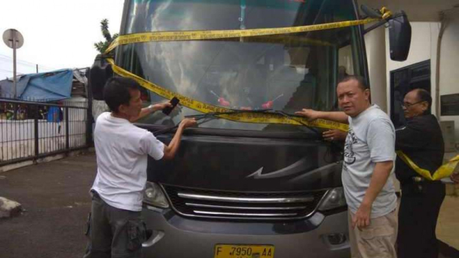 Bus jemaah umrah yang diserang oknum suporter bola di Tol Jagorawi.