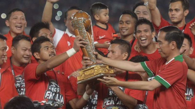 Bintang Persija, Bambang Pamungkas, terima trofi Piala Presiden dari Jokowi