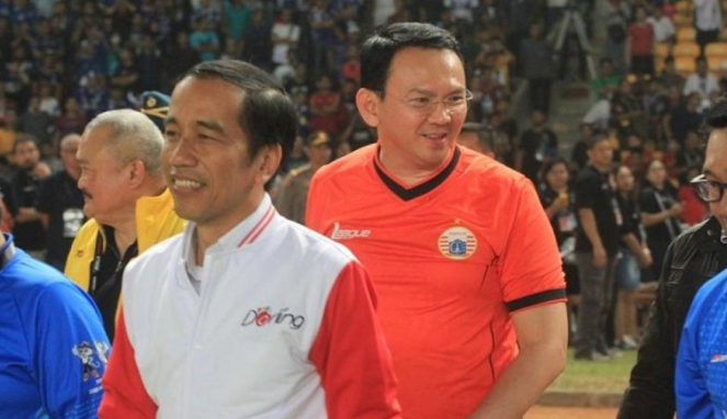 Presiden Joko Widodo bersama Ahok di Final Piala Presiden 2015