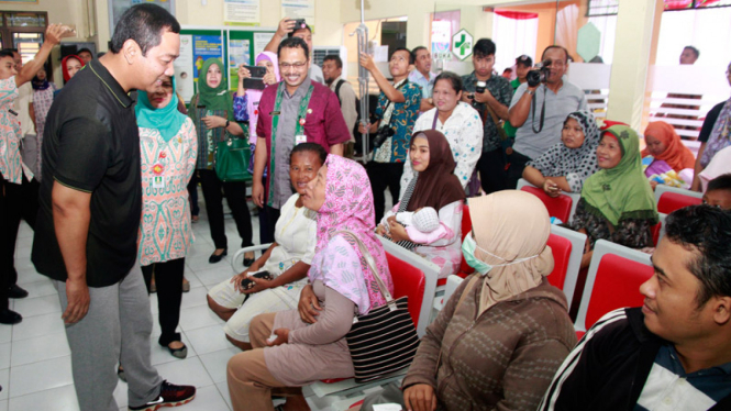 Wali Kota Semarang mendengarkan keluh kesah yang sakit di Puskesmas Manyaran