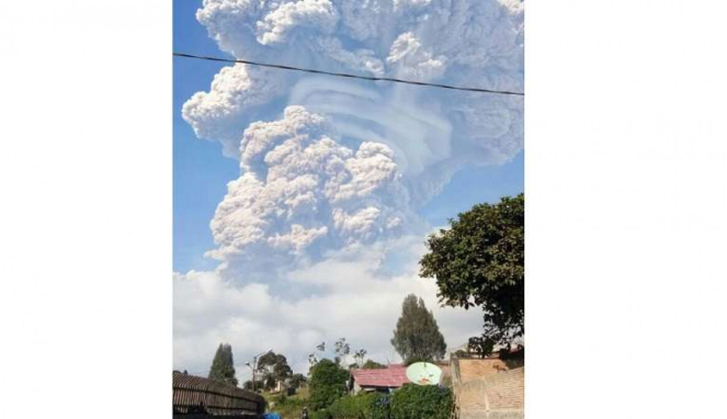 Abu vulkanik erupsi Gunung Sinabung, Senin, 19 Februari 2018
