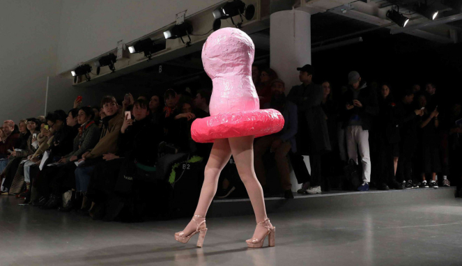 Model melenggang mengenakan baju berbentuk kondom di London Fashion Week