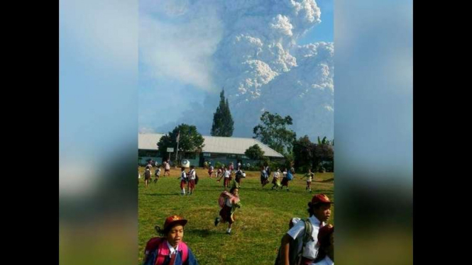 Anak sekolah berlarian saat Sinabung meletus dahsyat.