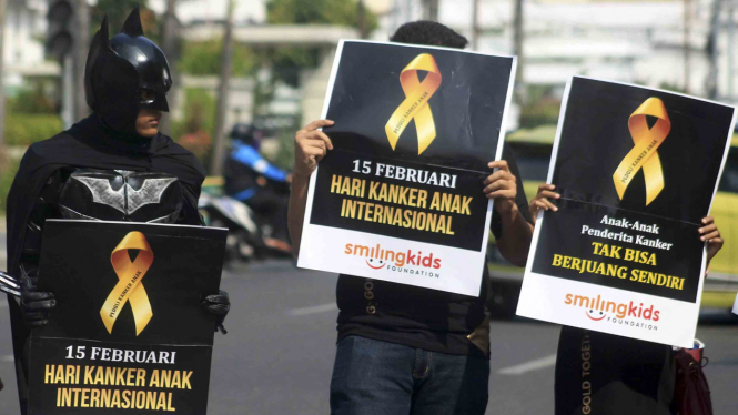 Aksi peringatan Hari Kanker Anak Internasional di Jalan Balaikota Medan