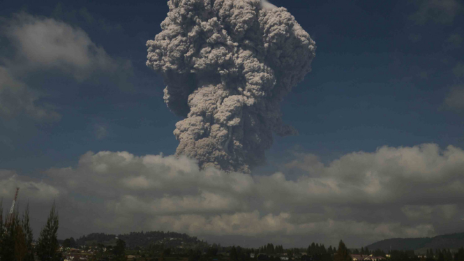Gunung Sinabung erupsi menyemburkan material vulkanik