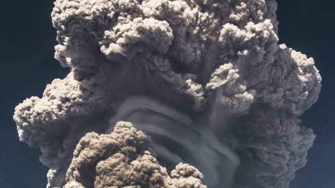 Gunung Sinabung erupsi mennyemburkan material vulkanik