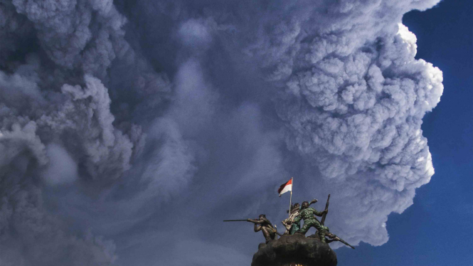 Gunung Sinabung erupsi mennyemburkan material vulkanik