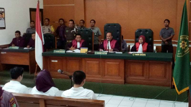 Majelis hakim yang mengadili tiga petinggi perusahaan jasa perjalanan umrah First Travel dalam sidang perdana di Pengadilan Negeri Depok, Jawa Barat, pada Senin, 19 Februari 2018.