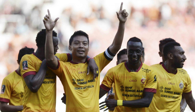 Pemain Sriwijaya FC Hamka Hamzah (ketiga kiri) melakukan selebrasi