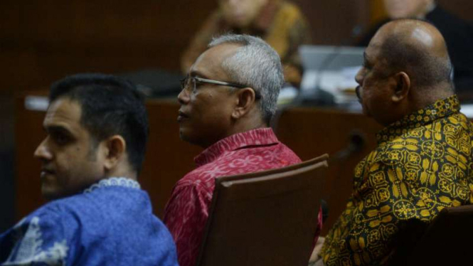 Mantan politisi Demokrat Nazarudin (kiri), politisi PDIP Arif Wibowo (tengah) dan politisi Golkar Melchias Marcus Mekeng (kanan) menjadi saksi dalam sidang lanjutan kasus korupsi KTP Elektronik dengan terdakwa Setya Novanto.