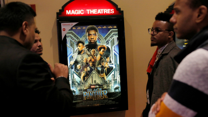 Poster film Black Panther di salah satu bioskop di Amerika Serikat - sorot superhero
