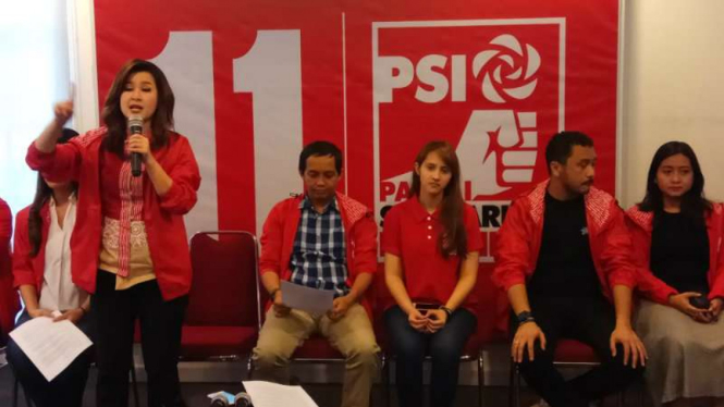 Elite Partai Solidaritas Indonesia (PSI) Grace Natalie (kiri). 