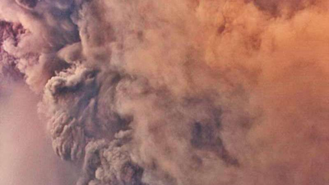 Abu vulkanik letusan Gunung Sinabung