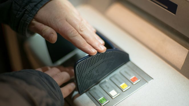 Ilustrasi transaksi di ATM