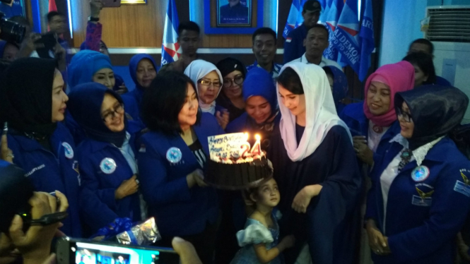 Arumi Bachsin mendapat kejutan ulang tahun di acara Partai Demokrat