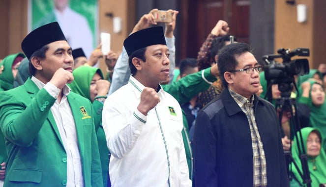 Ketua Umum DPP PPP, Romahurmuziy (tengah)