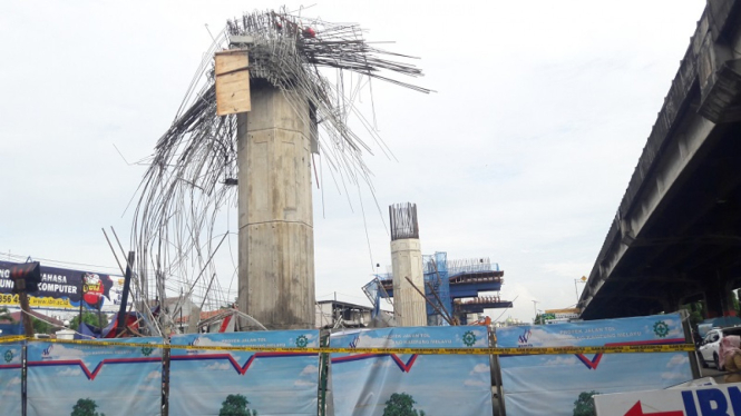 Tiang penyangga tol Becakayu roboh