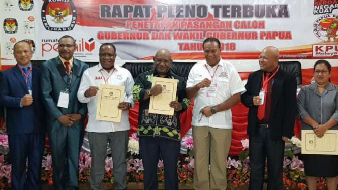 Para calon gubernur dan wakil gubernur Papua usai ditetapkan sebagai peserta pilkada di Jayapura pada Selasa, 20 Februari 2018.