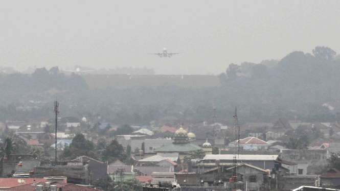 Suasana kota Pekanbaru terlihat mulai diselimuti kabut asap