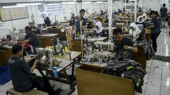 Suasana kerja di suatu pabrik pakaian di Bandung (Ilustrasi)