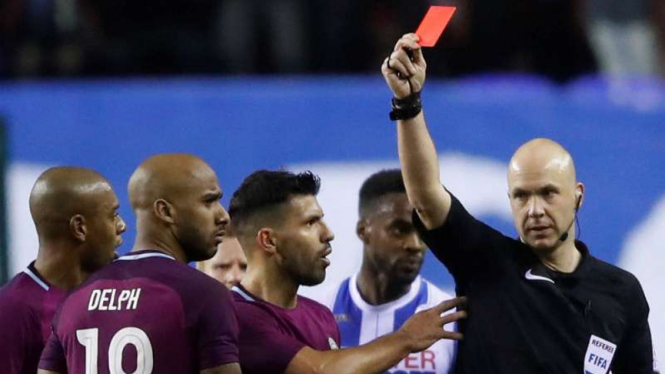 Bek Manchester City, Fabian Delph menerima kartu merah.