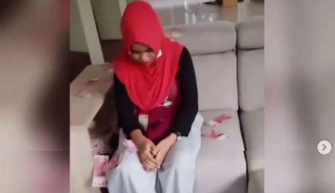 Viral video Bu Dendy menghujani uang kepada perempuan yang dituduhnya pelakor