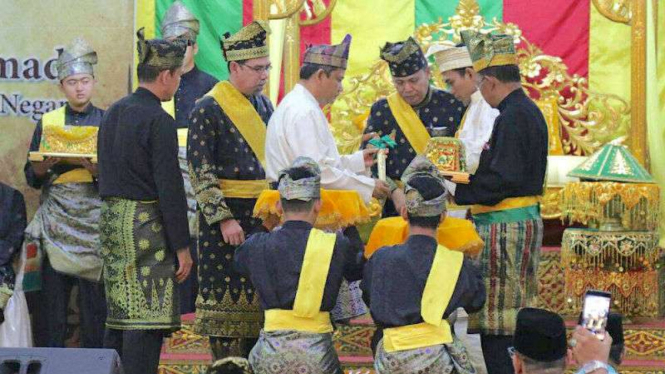 Penabalan gelar adat Datuk Seri Ulama Setia Negara oleh LAM Riau kepada Ustaz Abdul Somad di Kota Pekanbaru pada Selasa, 20 Februari 2018.