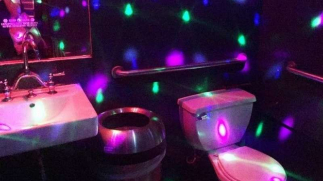 Toilet dengan lampu disko.